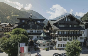 Außenansicht des Tiroler Fischerhotels Neuhaus Zillertal Resort
