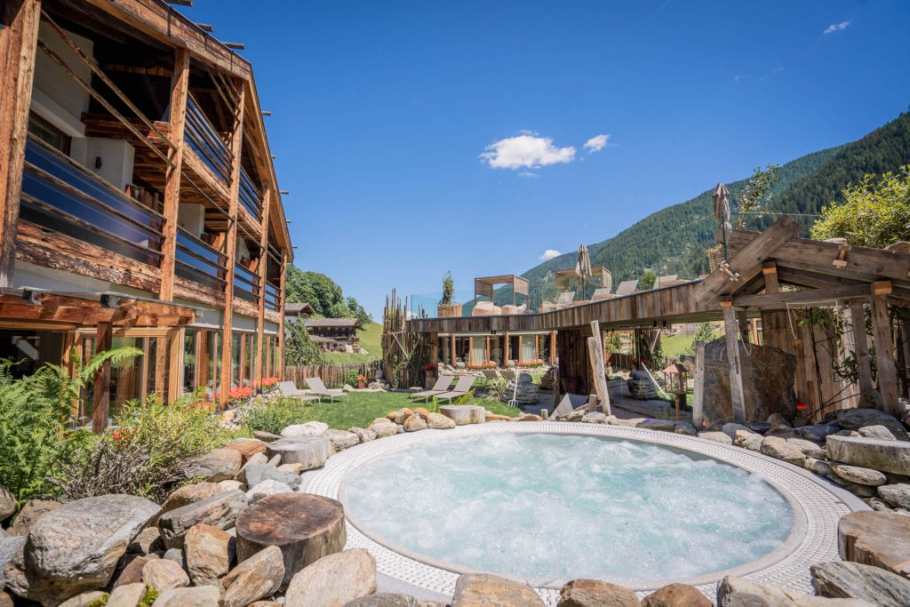 Panorama des Auerbergspa in Österreich, umgeben von Bäumen, ideal für Angelurlaubsziele