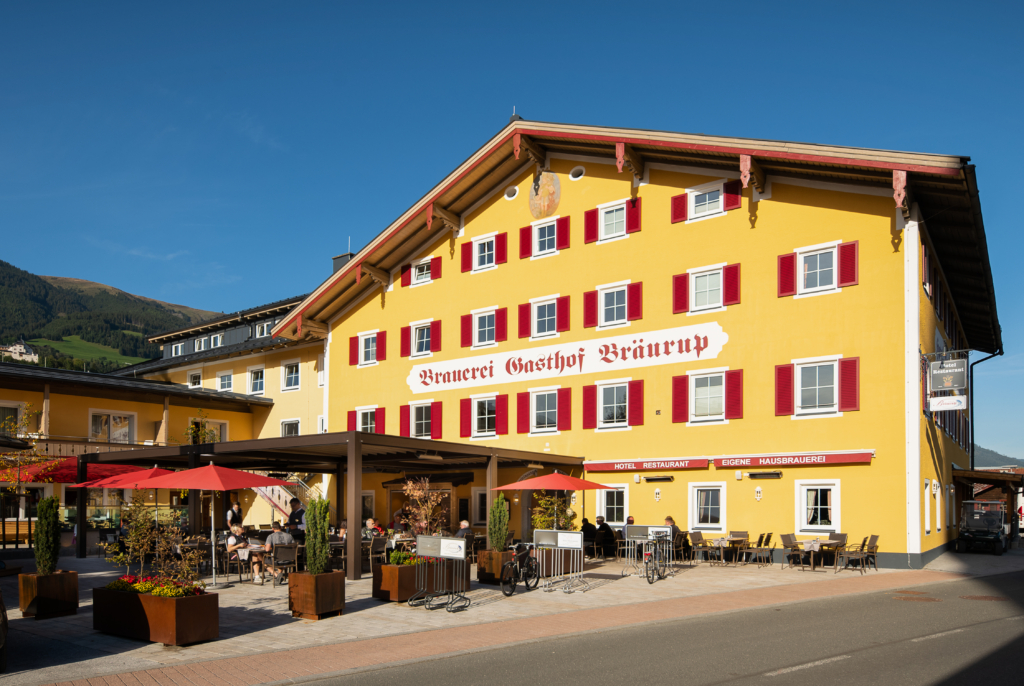 Außenansicht des ABENTEUER FISCHWASSER Hotels Bräurup in Mittersill, Salzburg.