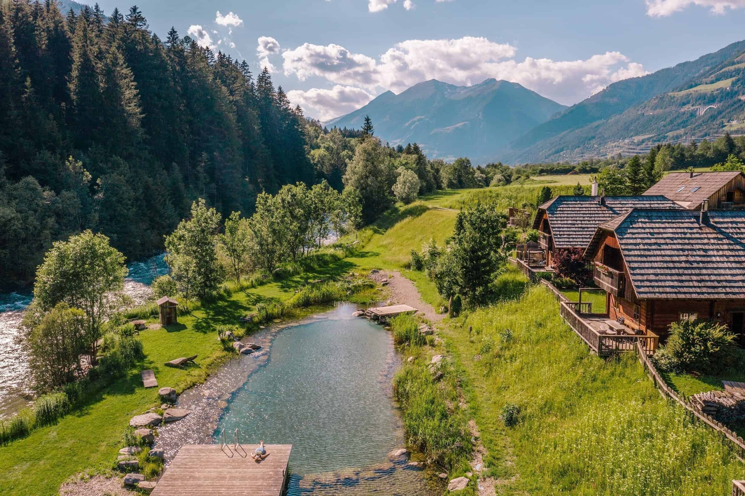 Der kühle Bergwasser-Badeteich im Landgut Moserhof sorgt für eine Abkühlung im Sommer.