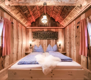 In originalen Heuboden im Chaletdorf Fanningberg können sich Gäste auf ein Bett aus feinstem Fanningberg-Bio-Heu legen.