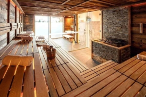 Die Sauna im Hotel Post Nauders verspricht wohltuende Entspannung nach einem kühlen Angeltag.