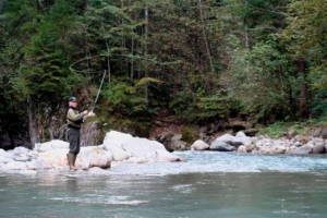 Angler beim Fischen im Gewässer des Neuhaus Zillertal Resorts in Tirol.