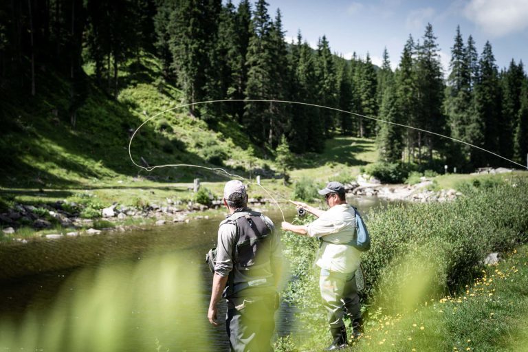 Angler in Österreichs idyllischer Natur am Gewässer, idealer Angelurlaub für Abenteuer und Erholung