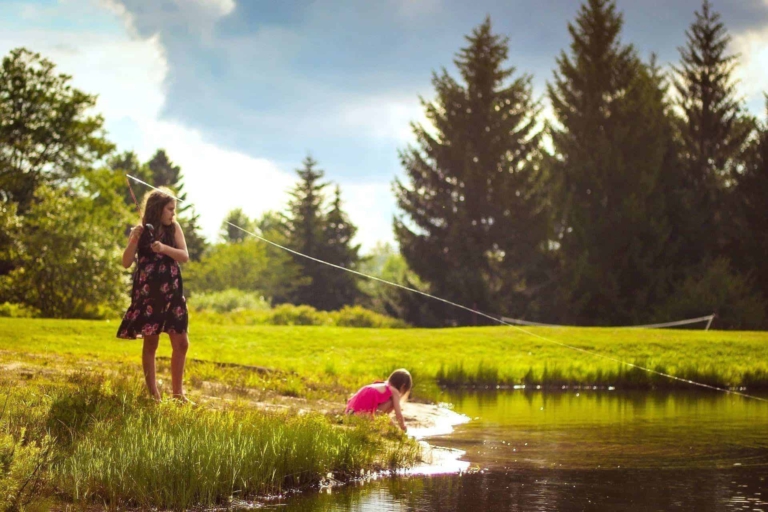 Mädchen fischen in Teich