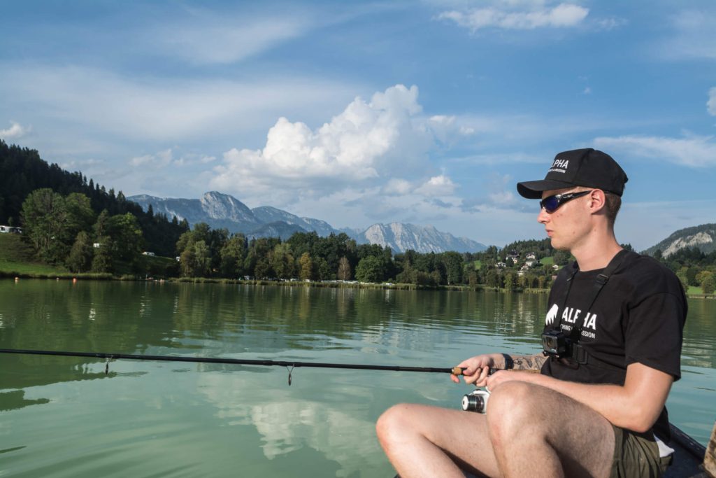 Zwei Angler im Boot auf dem Putterersee, Styria, beim Karpfenangeln im Angelurlaub Österreich