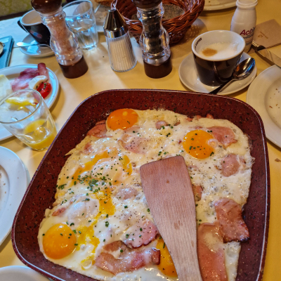 Gschmackig und kräftigendes Frühstück – „Rein“ mit Ham & Eggs